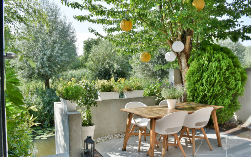Comment éloigner les moustiques sur une terrasse ?